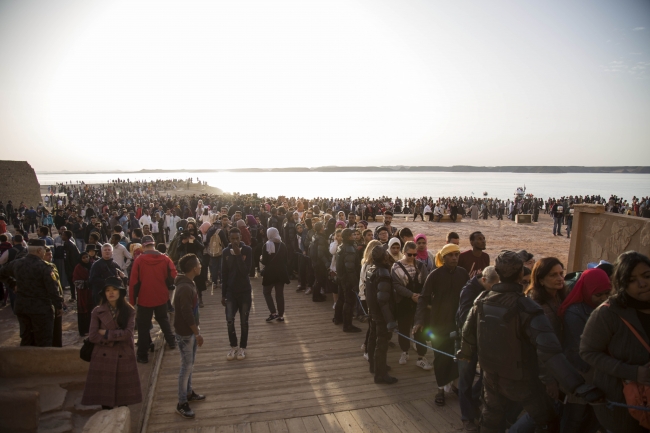 Binlerce kişi Firavun II. Ramses heykeline güneşin vurmasını bekledi