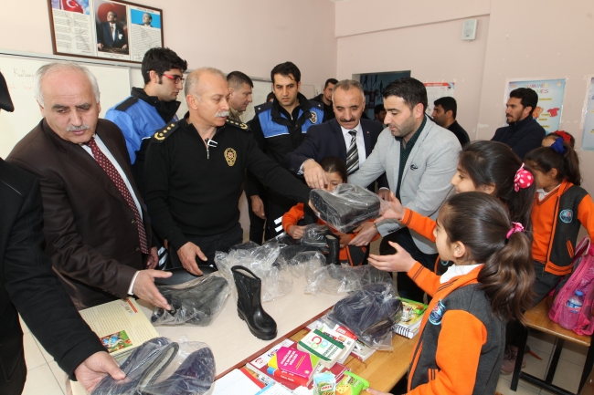 Hakkari'de polis ve askerden anlamlı ziyaret