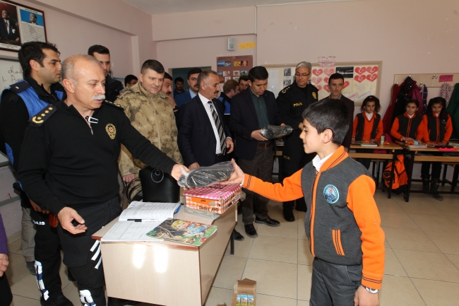 Hakkari'de polis ve askerden anlamlı ziyaret