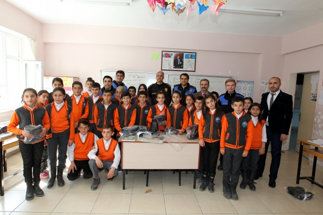 Hakkari'de polis ve askerden anlamlı ziyaret