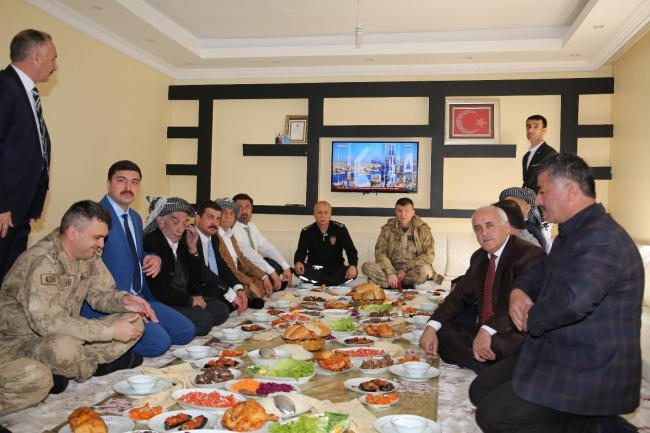 Hakkari'de polis ve askerden anlamlı ziyaret