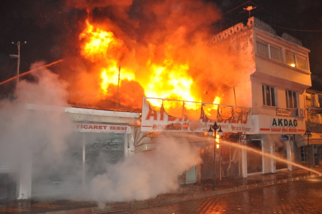 Osmaniye'de 20'ye yakın iş yeri yandı