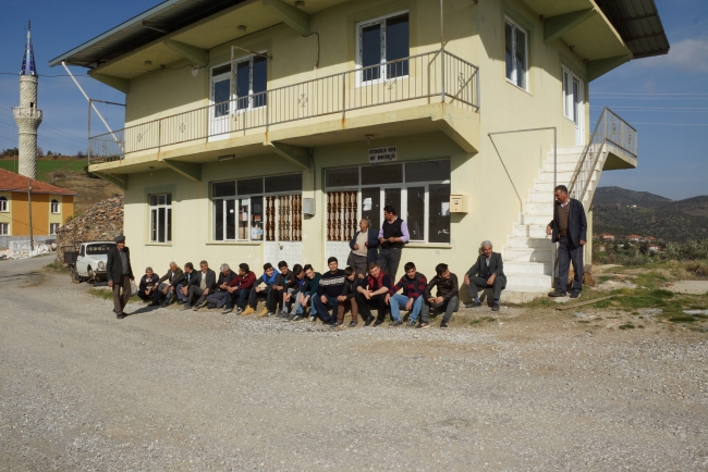 Kahve kapanınca duvar üstünde buluşmaya başladılar