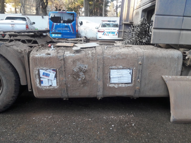 Tırın yakıt deposundan 10 paket kaçak sigara çıktı