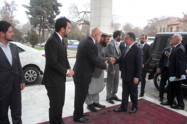 Afganistan'da 15 eğitim kurumu Maarif Vakfı'na devredildi