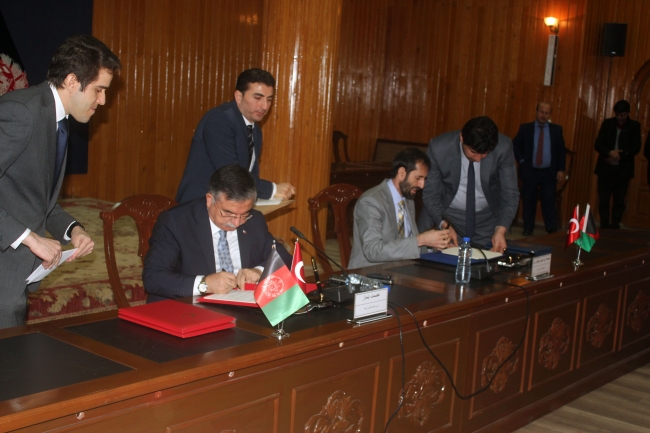 Afganistan'da 15 eğitim kurumu Maarif Vakfı'na devredildi