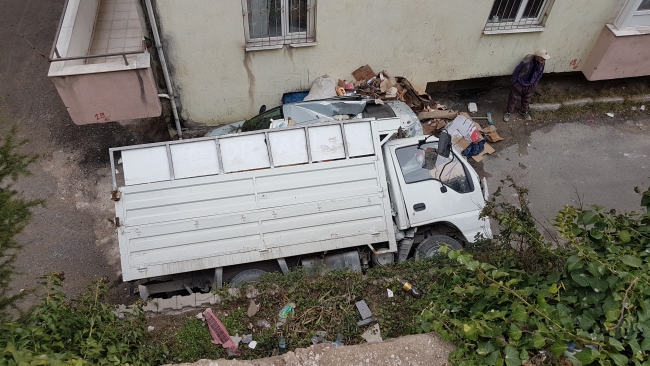 Kamyonet, apartman bahçesindeki otomobilin üzerine düştü