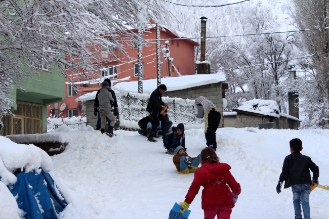 Kar yağışı kimilerine eğlence, kimilerine ekmek kapısı oldu