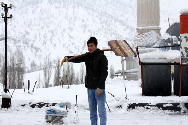 Kar yağışı kimilerine eğlence, kimilerine ekmek kapısı oldu