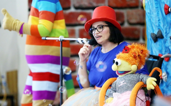 Tiyatronun diliyle engelleri aşmayı öğretiyor