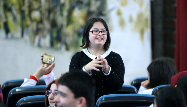 Tiyatronun diliyle engelleri aşmayı öğretiyor