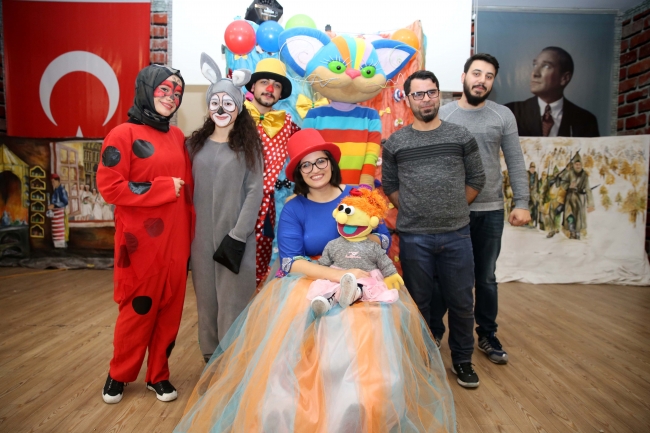 Tiyatronun diliyle engelleri aşmayı öğretiyor