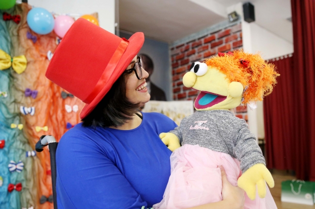 Tiyatronun diliyle engelleri aşmayı öğretiyor