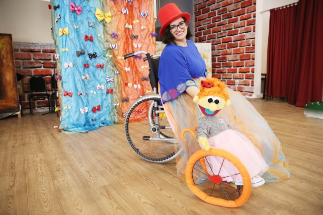 Tiyatronun diliyle engelleri aşmayı öğretiyor