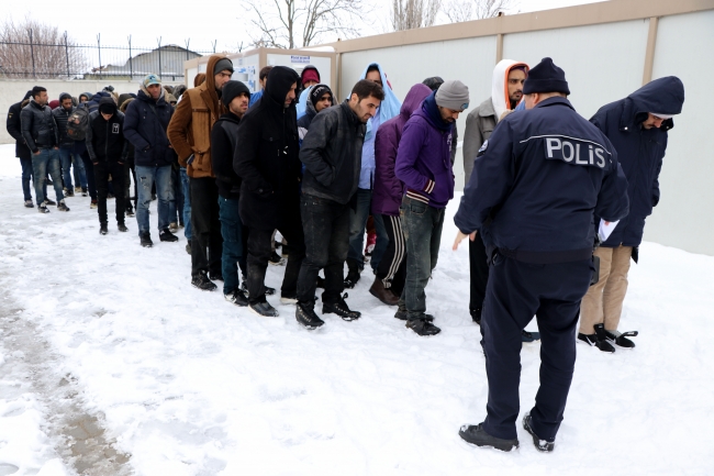 Yunanistan güvenlik güçlerince kaçakların "geri itildiği" iddiası