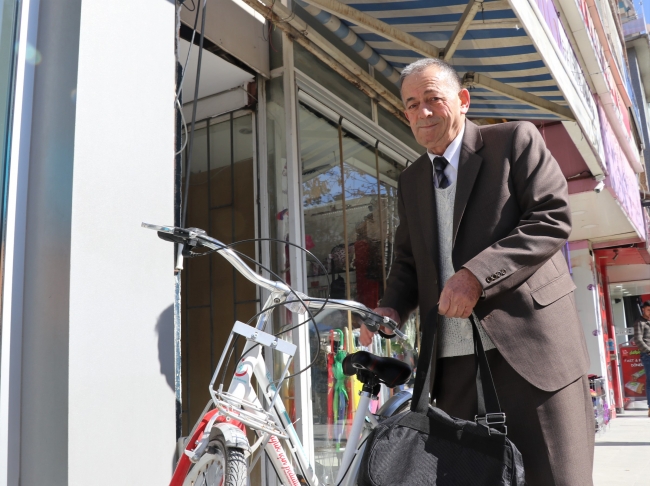 "Resmi hizmete mahsus" bisikletiyle evrak dağıtıyor