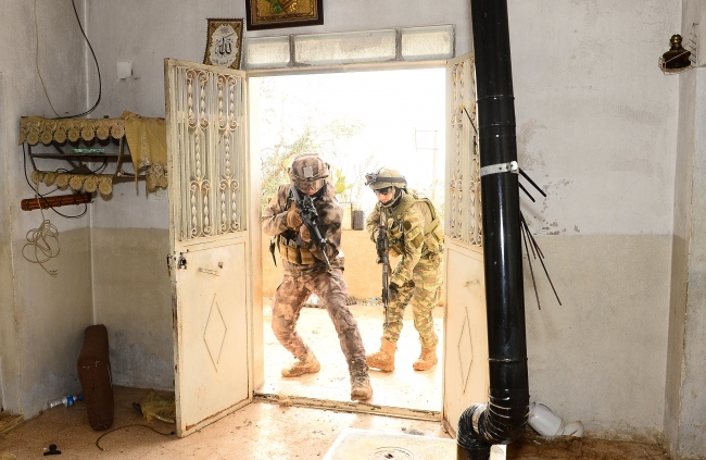 Afrin ilçe merkezinin ana kara yolu bağlantısı kesildi