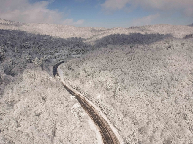 Kar yağışı Domaniç Dağları'nı beyaza bürüdü