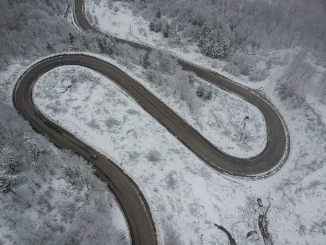 Kar yağışı Domaniç Dağları'nı beyaza bürüdü