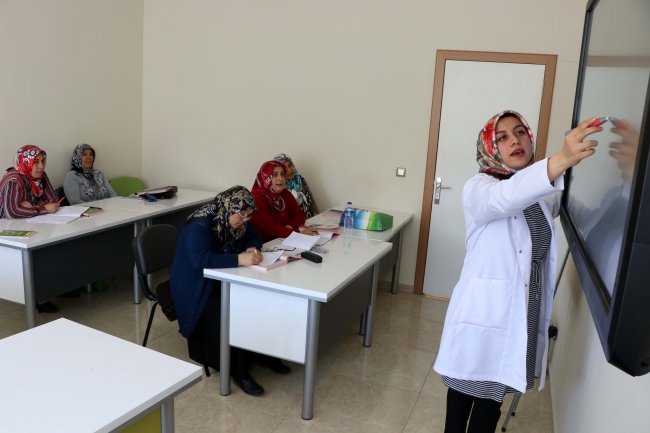 Çocuklarına mektup yazmak için okuma yazma öğrendi