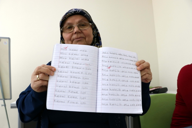 Çocuklarına mektup yazmak için okuma yazma öğrendi