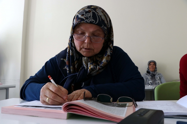 Çocuklarına mektup yazmak için okuma yazma öğrendi