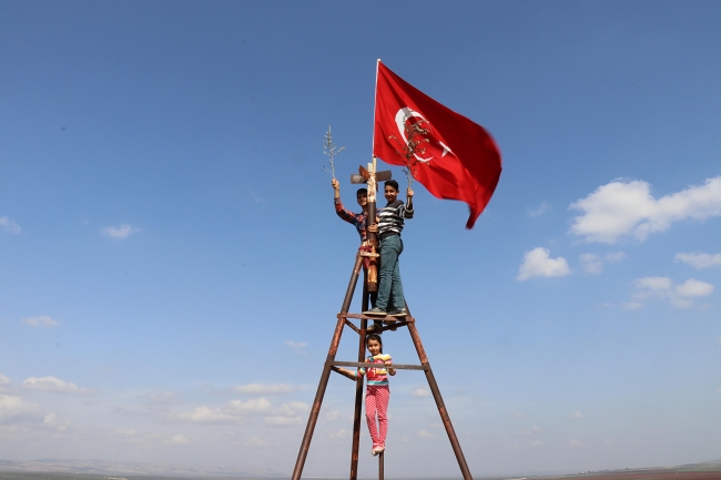 Hataylı çobanın yaptığı dev Türk bayrağına ziyaretçi akını