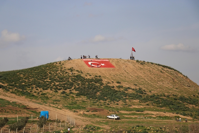 Hataylı çobanın yaptığı dev Türk bayrağına ziyaretçi akını