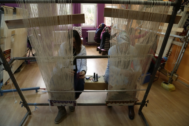 Samsun'da kadınlar "birlik ve beraberliği" ilmek ilmek dokuyor