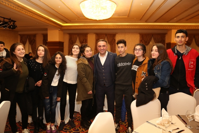 Doğum gününü kimsesiz çocuklarla kutladı