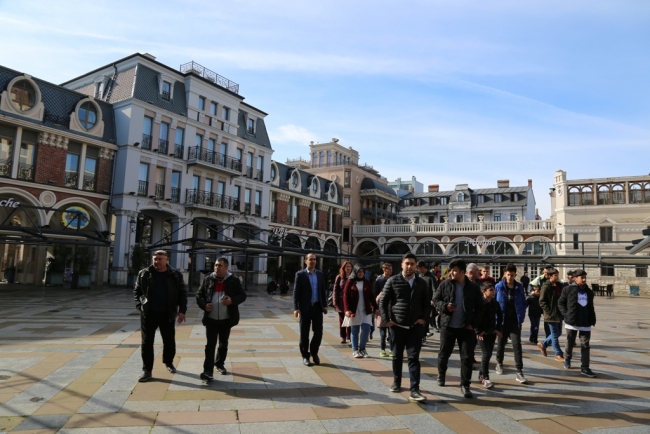 Doğum gününü kimsesiz çocuklarla kutladı