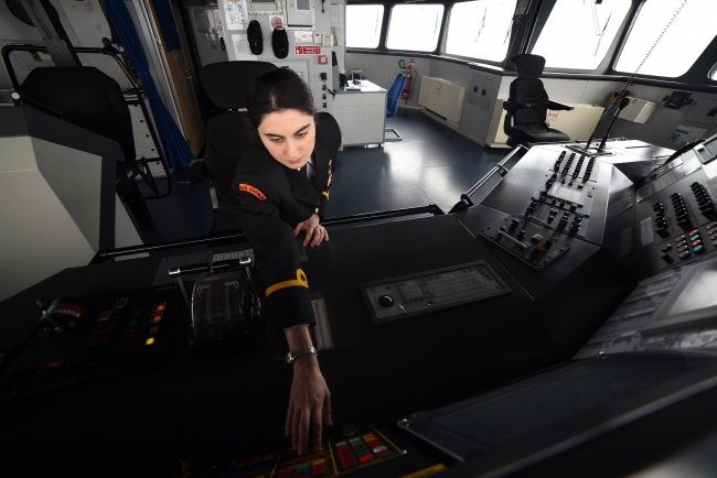 Doğu Akdeniz'in ortasında bir kadın subay