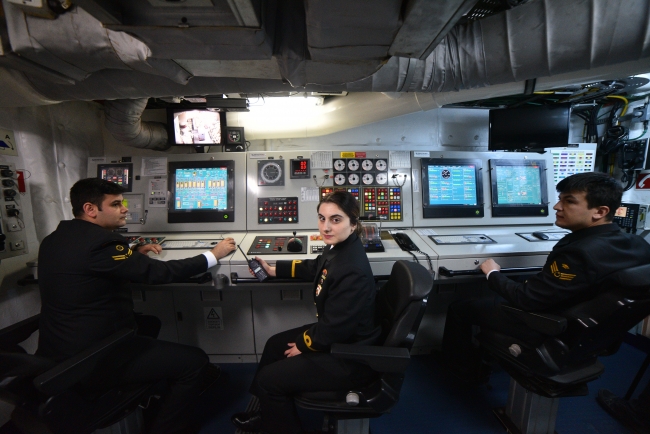 Doğu Akdeniz'in ortasında bir kadın subay