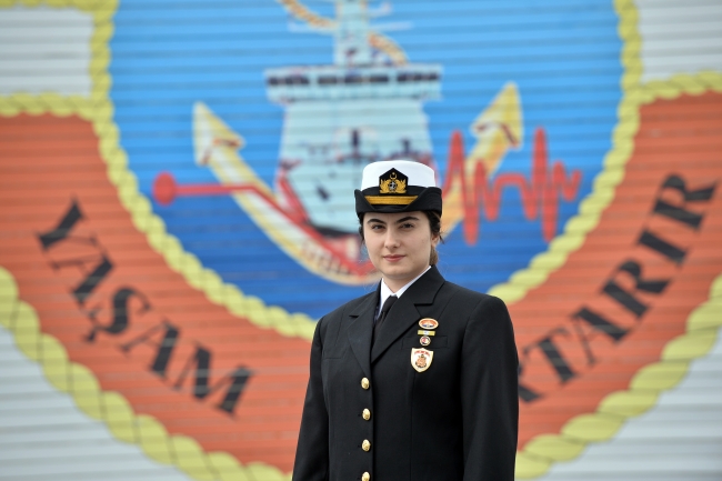Doğu Akdeniz'in ortasında bir kadın subay