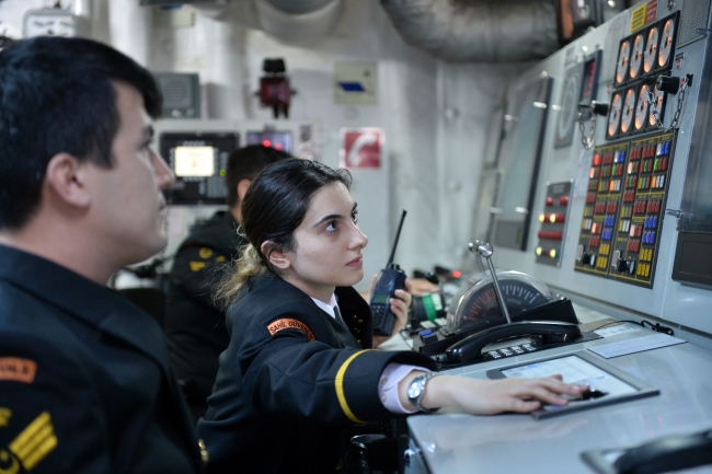 Doğu Akdeniz'in ortasında bir kadın subay