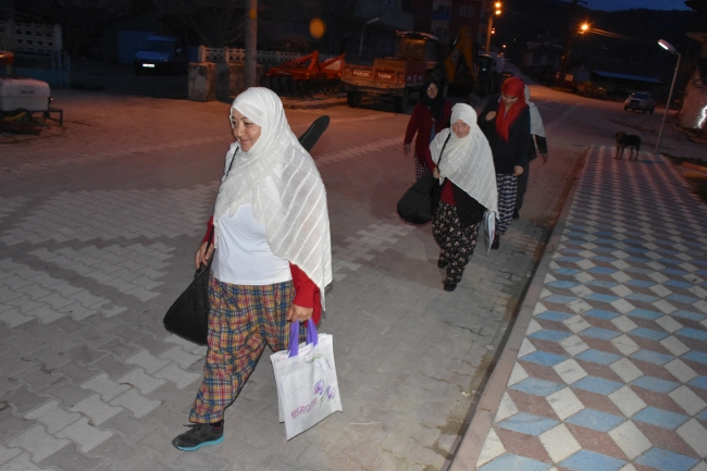 Ev işlerini bitirip saz kursuna gidiyorlar