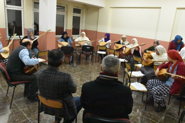 Ev işlerini bitirip saz kursuna gidiyorlar