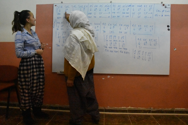 Ev işlerini bitirip saz kursuna gidiyorlar