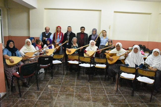 Ev işlerini bitirip saz kursuna gidiyorlar