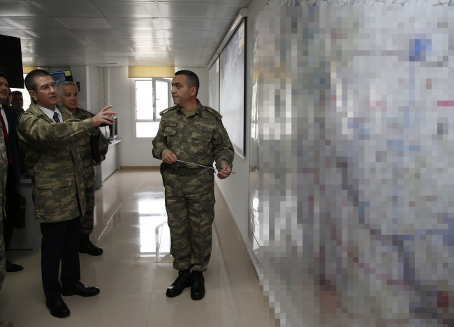 Milli Savunma Bakanı Nurettin Canikli sınır hattında