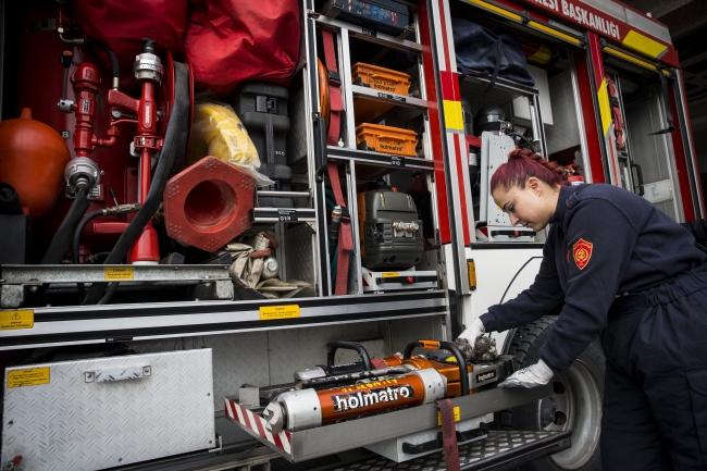 Başkentin tek kadın itfaiyecisi alevlere meydan okuyor