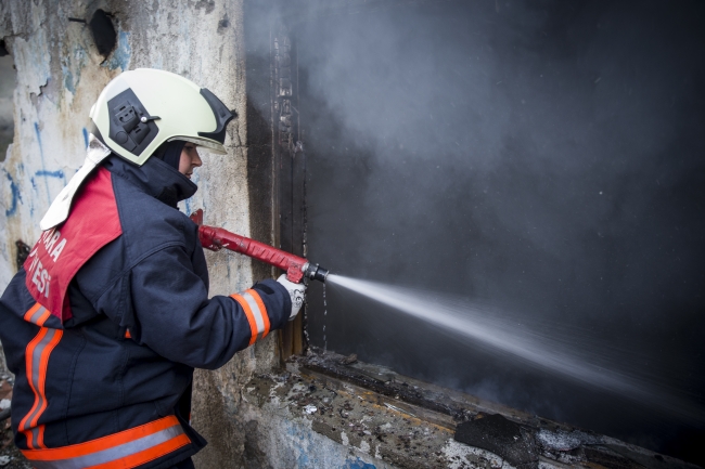 Başkentin tek kadın itfaiyecisi alevlere meydan okuyor