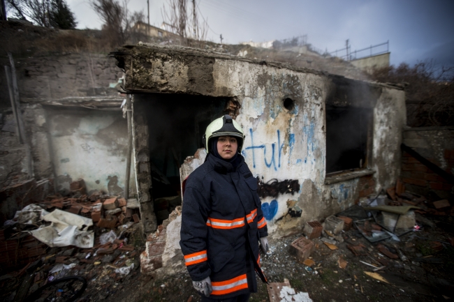 Başkentin tek kadın itfaiyecisi alevlere meydan okuyor