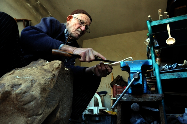 Unutulmaya yüz tutmuş ahşap oymacılığı yaşatılmaya çalışılıyor