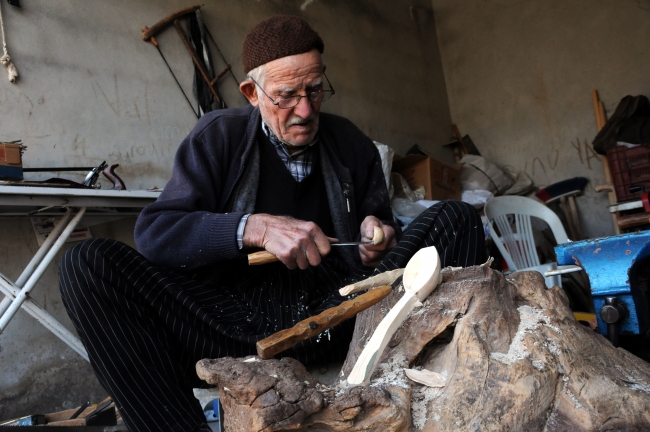 Unutulmaya yüz tutmuş ahşap oymacılığı yaşatılmaya çalışılıyor