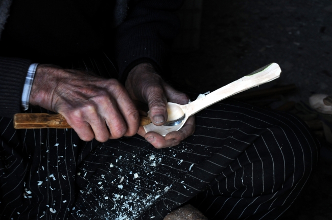 Unutulmaya yüz tutmuş ahşap oymacılığı yaşatılmaya çalışılıyor
