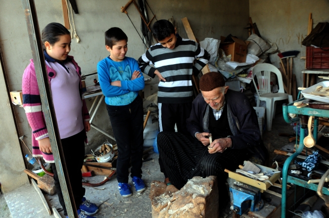 Unutulmaya yüz tutmuş ahşap oymacılığı yaşatılmaya çalışılıyor