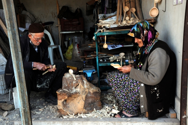 Unutulmaya yüz tutmuş ahşap oymacılığı yaşatılmaya çalışılıyor