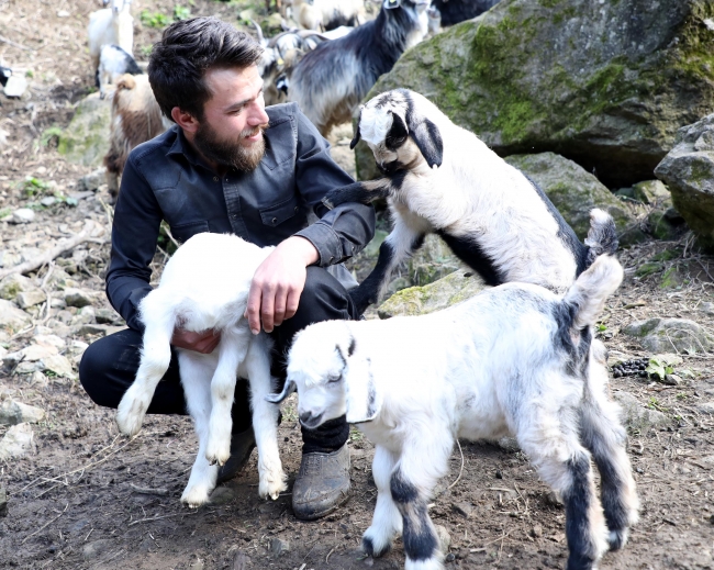 Keçilerine türkü söyleyen çoban, sosyal medyada ilgi odağı oldu