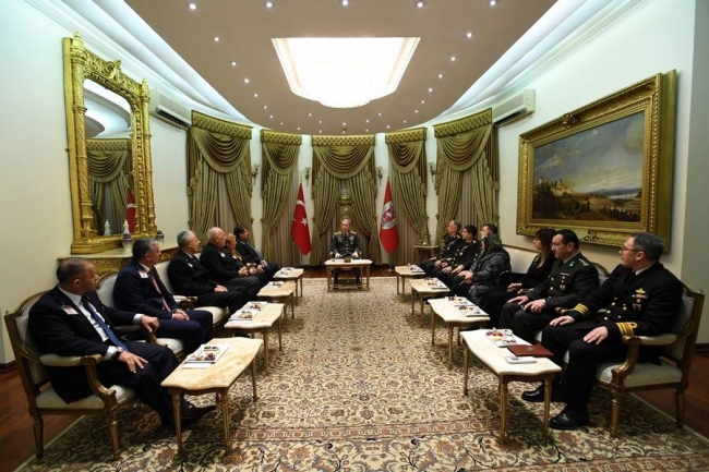 Genelkurmay Başkanı Akar, şehit yakınlarıyla buluştu